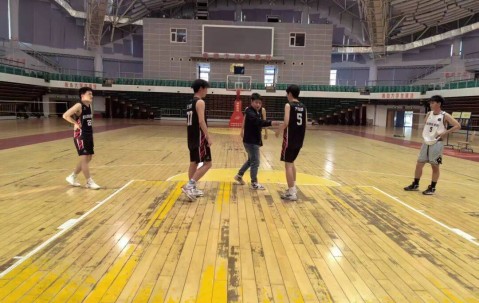 九游娱乐-篮球锦标赛，岭北闪电队与西城玄武队强势反弹，体能对抗拉满！客场静默反击的简单介绍