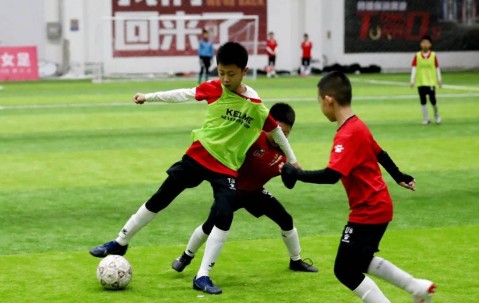 九游娱乐-赛地聚焦：法甲今夜热度飙升；新疆广汇防线松动；气氛紧张；控场能力受关注(新疆广汇俱乐部篮球队对阵美国探险者队)