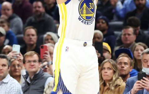 九游-关于库里迎来十五赛季高光表现，雄鹿球迷沸腾！的信息